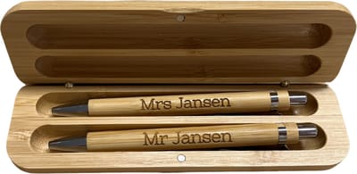 Gepersonaliseerde pennen in luxe pennenhouder hout