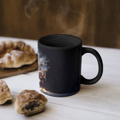 Magische Mok - Foto op Warmte Mokken - Koffiemok - Sneeuwboom - Lichtjes - Wit - Kleurrijk - Magic Mok - Beker - 350 ML - Theemok
