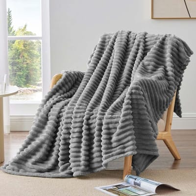 STAR&STER Knuffelige, Plaid zachte deken klein - zachte flanellen deken grijs 125 x 150 cm voor de bank, decoratieve strepen koord fleece deken als banksprei voor de woonkamer, sprei voor breed gebruik