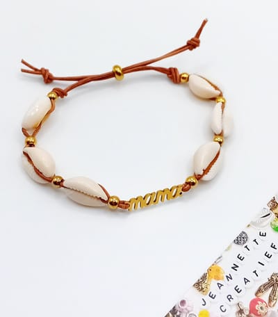 Jeannette-Creatief® - Beach - Schelpen Kauri Armband Leer Schuifknoop met Tekst: Mama - Mama - Schelpenarmband