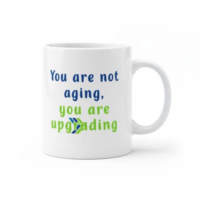 Je Wordt Niet Ouder, Je Wordt Geüpgraded Keramische Mok 330 ml – Motiverende Verjaardag Quote Koffie- en Theemok