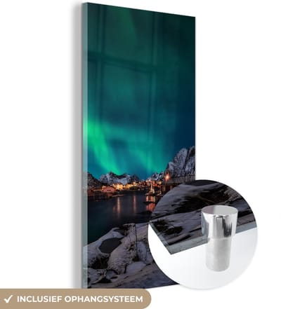MuchoWow® Glasschilderij 60x120 cm - Schilderij acrylglas - Noorderlicht - IJsland - Sneeuw - Dorp - Groen - Bergen - Foto op glas - Schilderijen