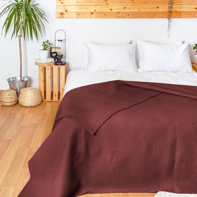 Famanu - Wafelpiqué sprei 240x260 cm mahonie, 100% katoen, lichte zomerdeken