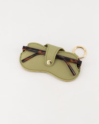 zonnebril hoesje- groen - leer - met carabien sluiting handig voor aan je tas,broek enz