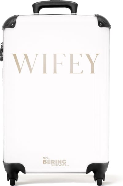 NoBoringSuitcases.com - Witte koffer dames - Quote wifey - Past binnen 55x40x20 cm en 55x35x25 cm - Trolley handbagage - Cadeau vrouwen - Valiezen met wieltjes volwassenen - Reiskoffer op wielen - Rolkoffer - Valies wit - Cadeau voor vriendin