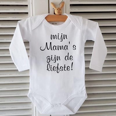 Rompertje met tekst mijn mama's zijn de liefste | lange mouw | wit zwart | maat 50/56 bekendmaking zwangerschap aanstaande baby jongen meisje unisex