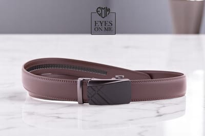 Bruine 150 cm lange lederen riem zonder gaatjes met automatische gesp voor heren met een maatje meer ( Model L046 )