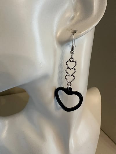 Hartvormige oorbellen met open hartje zwart | | Make up | Parfum | Moederdag | Verjaardagscadeau| Cadeautje| Valentijnsdag| Kado | sieraden | vaderdag | oorbellen | oorsieraden