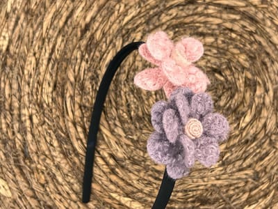 Diadeem wol flower - wollen bloemen - zwarte kleur diadeem - roze/paars