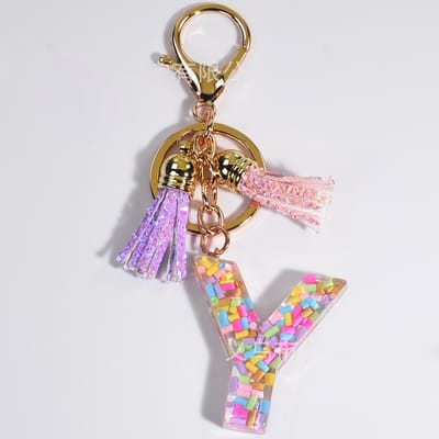 Sleutelhangers of voor je tas van A tot Z - met een pompon of kwastje - met letter - mooi design - handgemaakt - sleutelhangers - design - mode - goud - zwart - blauw - roze- rood