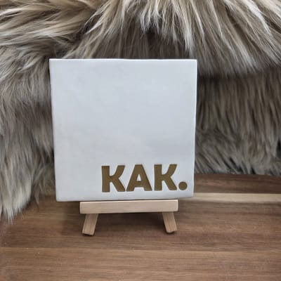 Robuust Wenstegeltje – Hip trendy tegeltje – “KAK.” – 10X10CM – Humoristisch Cadeau – Trendy nu – Wanddecoratie – Cadeau voor Nieuwe Woning, Housewarming of voor vriend(in) – Sfeervol en Persoonlijk – Zomaar - Wc decoratie