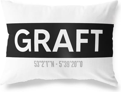 Tuinkussen GRAFT - NOORD-HOLLAND met coördinaten - Buitenkussen - Bootkussen - Weerbestendig - Jouw Plaats - Studio216 - Modern - Zwart-Wit - 50x30cm