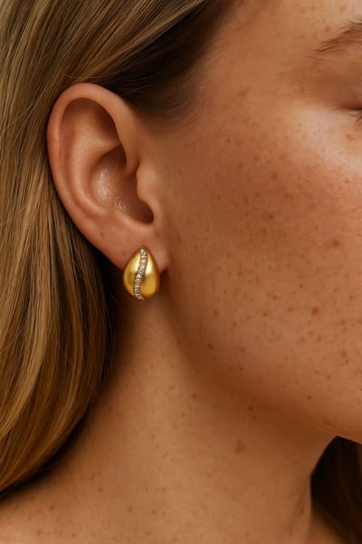 Lundholm Luxe Oorknopjes Dames Goudkleurig Druppel Jewellery – Premium Stainless Steel Gold Plated – Druppel Oorstekers met Zirkonia (1,5 × 1 cm) – My Kora Serie - Sieraad Cadeau Oorbellen - Inclusief Luxe Geschenkverpakking