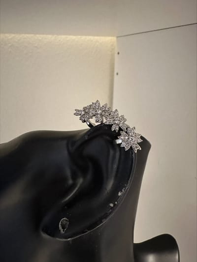 Zirkonia bloem oormanchet | | Make up | Parfum | Moederdag | Verjaardagscadeau| Cadeautje| Valentijnsdag| Kado | sieraden | vaderdag | oorbellen | oorsieraden