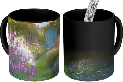 Magische Mok - Foto op Warmte Mokken - Koffiemok - Tuinhuisje - Blauw - Bloemen - Magic Mok - Beker - 350 ML - Theemok