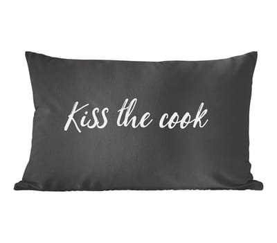 Sierkussens - Kussentjes Woonkamer - 50x30 cm - Quotes - Spreuken - Zoen - Kiss the cook - Kok