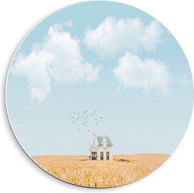Forex Wandcirkel - Eenzaam Huisje onder Wolkjes - 40x40cm Foto op Wandcirkel (met ophangsysteem)