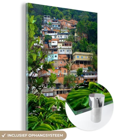 ® Glasschilderij 120x160 cm - Schilderij acrylglas - Geweldige afbeelding van een favela in Copacabana omgeven door groene bossen - Foto op glas - Muurdecoratie woonkamer - Wanddecoratie slaapkamer - Schilderijen