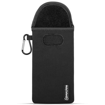 MobyDefend Hoesje - Geschikt voor Google Pixel 10 / Google Pixel 10 Pro - Neopreen Pouch Met Karabijnhaak - Insteek - Riemlus - Zwart