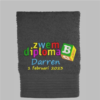 Handdoek Zwemdiploma B met naam en datum van afzwemmen - 550gr - 70x140 - Antraciet - Cadeau Afzwemmen - geborduurd