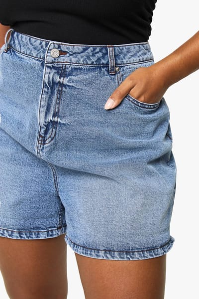 boohoo Dames Plus Denim Moedershorts | Acid Wash Gebleekt Lichtblauw | Maat: 56