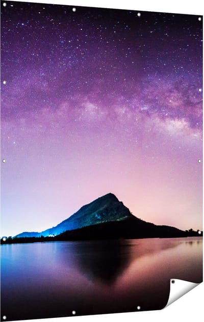 Gards Tuinposter Melkweg bij een Berg in Thailand - 120x160 cm - Tuindoek - Tuindecoratie - Wanddecoratie buiten - Tuinschilderij