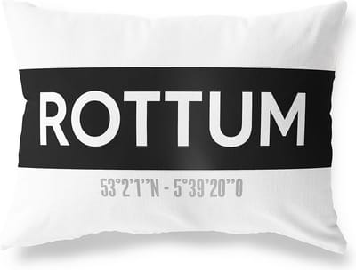 Tuinkussen ROTTUM - FRIESLAND met coördinaten - Buitenkussen - Bootkussen - Weerbestendig - Jouw Plaats - Studio216 - Modern - Zwart-Wit - 50x30cm