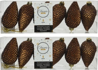 Decoris Kersthangers dennenappels - 12x - kaneel bruin - glitter - 8 cm - kunststof - kerstversiering