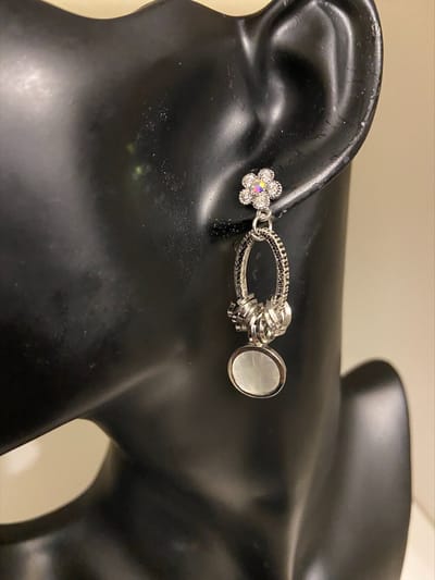 Ovale oorhangers wit en zilverkleurig | | Make up | Parfum | Moederdag | Verjaardagscadeau| Cadeautje| Valentijnsdag| Kado | sieraden | vaderdag | oorbellen | oorsieraden