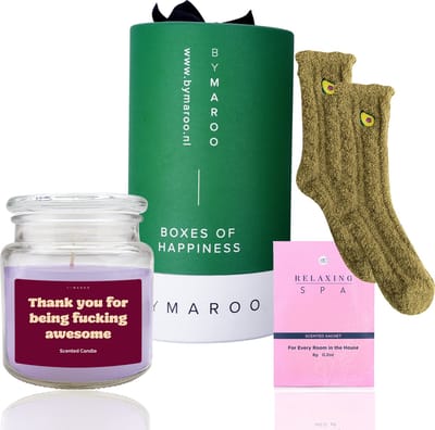By Maroo - You're Awesome Wellness Verwenpakket Vrouw - Geurkaars & Fruitsokken - Verjaardag Cadeau Vrouw, Vriendin, Mama, Moeder, Zus, Oma - Cadeauset - Wellness bath - Geschenkset Dames - Cadeautje voor haar