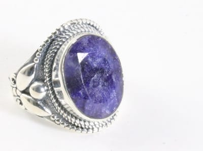 Zware bewerkte zilveren ring met blauwe saffier - maat 18