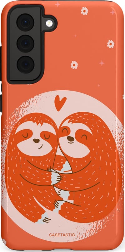 Casetastic Hoesje Geschikt voor Samsung S21 FE - Stijlvolle Beschermende Duo-layer Case - Oranje Pastel Roze Liefdes Koppel Luiaard