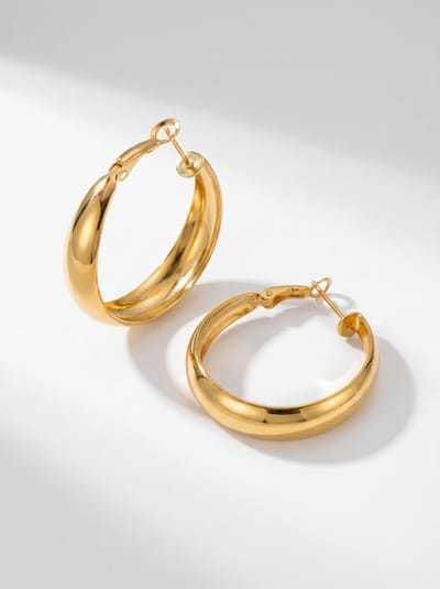 Lundholm Selja Oorringen Dames Goudkleurig – Premium Stainless Steel Gold PVD Plated – Chunky Hoops Oorbellen Dames – Brede Oorringen Goud kleurig – 3 cm – Scandinavisch Design
