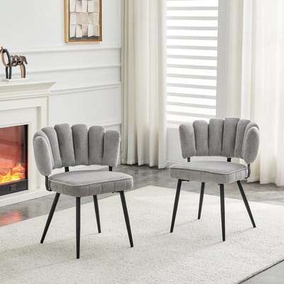 Twee eetkamerstoelen in een minimalistische Europese stijl met een bloemenmotief op de rugleuning en fluwelen bekleding. Lichtgrijs getextureerd fluweel + zwarte metalen poten, 80 cm hoog, voor de woonkamer of eetkamer.