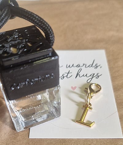 Autoparfum LUXOR by LETTER - L - Pockethug - 8 ml - Auto parfum | Car perfume | Autogeur | Autogeurtje | Parfum auto | Auto luchtje | Autoparfum houder | Autogeurtje | Autogeur | Car Perfume | Luchtverfrisser | Moederdag | Vaderdag | Vaderdag cadeau