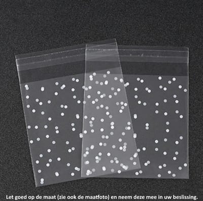 50x Transparante Uitdeelzakjes Witte Stippen Design 7 x 7 cm met plakstrip - Cellofaan Plastic Traktatie Kado Zakjes - Snoepzakjes - Koekzakjes - Koekje - Cookie Bags - White Dots
