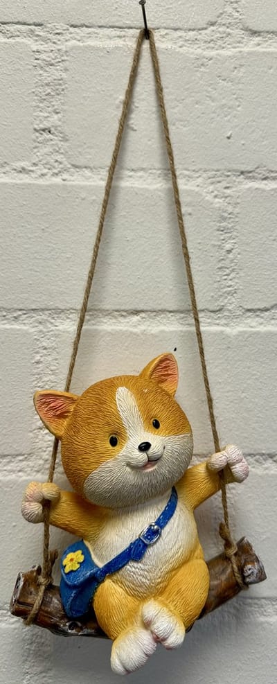 Polyresin deco hangend dier op boomstam "kat" - meerkleurig - hoogte 36x16x8 cm - ophangtouw - Voor binnen of buiten - Tuinaccessoires - Woonaccessoires