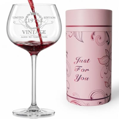 Dailygoods- Wijnglas Gepersonaliseerd - Gravure 1976 - Cadeau 50e Verjaardag - Decoratief - Met Doos en Kaart - Voor Vrouwen - Cadeauglas