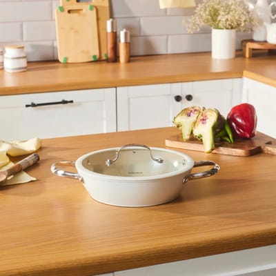 Karaca Swiss Crystal - Lage Kookpan met Deksel – 26 cm – Almond Cream – Inductie Geschikt – Antiaanbak – RVS Handgreep