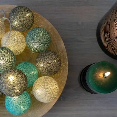 Mangrove LED lichtsnoer met 24 katoenen decoratieve bollen - Guirled – USB – met afstandbediening - lampionnen - lichtslinger