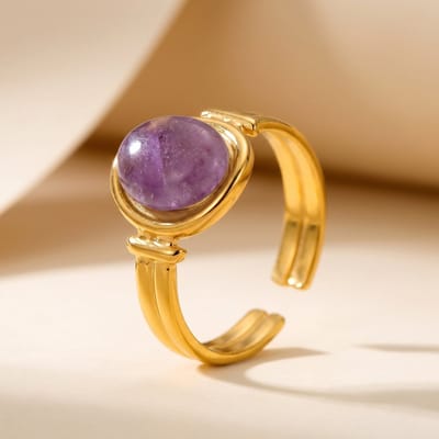 Lundholm Zoleste Ring Dames Goudkleurig – Premium Stainless Steel 2.5 Micron PVD Gold Plated – Verstelbare Statement Ring met Paarse Natuursteen Ringen Dames – One Size – Scandinavisch Design