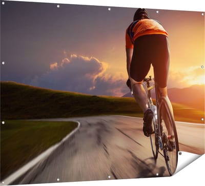Gards Tuinposter Wielrennen Fietser op de Weg bij Zonsondergang - 160x120 cm - Tuindoek - Tuindecoratie - Wanddecoratie buiten - Tuinschilderij