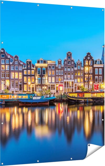 Gards Tuinposter Amsterdamse Huisjes in de Avond met Lichten - 120x160 cm - Tuindoek - Tuindecoratie - Wanddecoratie buiten - Tuinschilderij