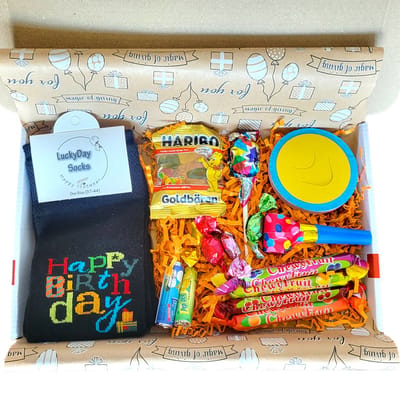 Birthday - Verjaardag - Gift - Jarig - Gefeliciteerd cadeau - Sokken met tekst - Zwarte sokken met tekst - Cadeau voor vrouw en man - Kado - Sokken - Verjaardags cadeau voor hem en haar - Vaderdag - Varrasing - Moederdag - LuckyDay Socks - Maat 37-44