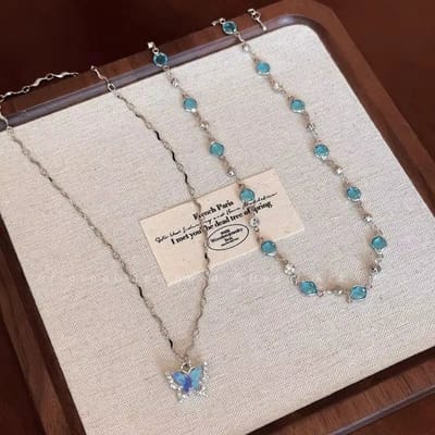 Ketting met hanger zirkonia en blauwe vlinder zilverkleur.
