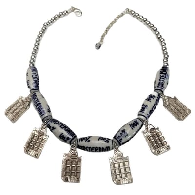 Zeeuws meisje - Collier 100% amsterdam - handgeschilderde delftsblauwe kralen en verzilverde grachtenhuisjes