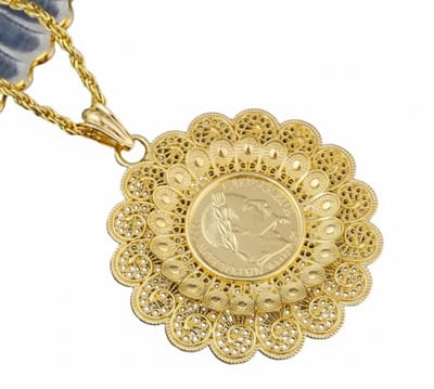 Goudkleurige gedraaide schakelketting met grote ronde hanger – ketting voor dames – fantasiehanger met portret en sierlijke bloemvormige omlijsting