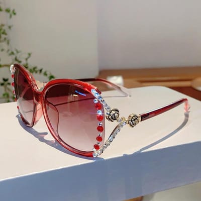 Dames UV-bestendige metalen zonnebril met ingelegde diamanten, stijl, gepersonaliseerde modieuze outfit, lichte luxe zonnebril [Source Factory Straight Hair]