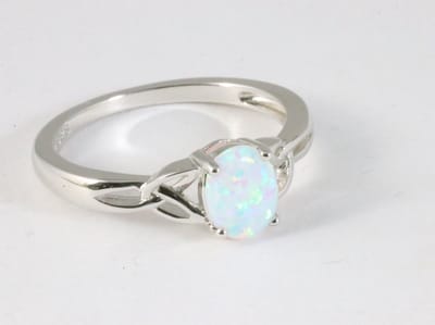 Hoogglans zilveren ring met welo opaal - maat 16.5