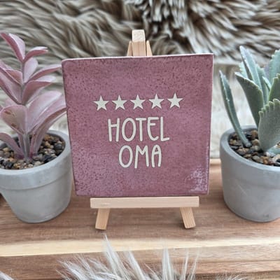 Robuust wenstegeltje – Hotel Oma – Grappig Cadeau & Decoratie – Hip trendy tegeltje – Cadeau voor Nieuwe Woning, Housewarming of Gezinscadeau – Sfeervol en Persoonlijk - Cadeau oma – Decoratief Tegeltje met Standaard – Cadeau Idee